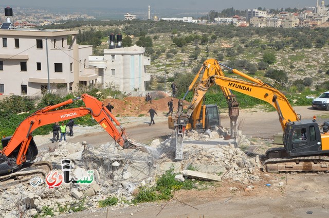 فيديو: قوات كبيرة ومُدججة بالدبابات والصواريخ تهدم اساسات بيت الشيخ غازي عيسى بحجة البناء في ارض المنهال ...